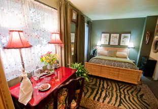 Convention Center Guest Quarters - One-of-a-kind downtown Seattle B&B on the 7th floor of a luxury condominium. The bedroom has a comfortable queen-sized bed (guests often ask where they can get one just like it), there’s a desk area, WiFi, TV/DVD/CD, parking & breakfast.  Walk-score of 95!!