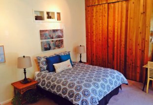 The Peaceful Seattle Studio - Private and convenient studio vacation rental.  Free parking, WIFI, private entrance and bath.  On bus line with easy access to the Space Needle, downtown and most Seattle attractions.