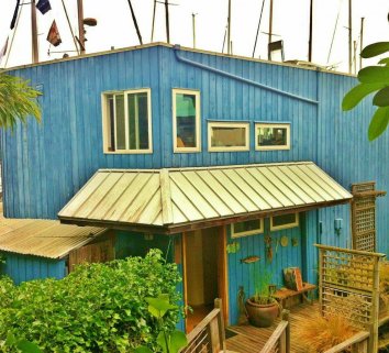 Lake Union Floating Home - Enjoy truly breathtaking views of Lake Union including landing sea planes, kayaks, duck races and a front row seat to the 4th of July fireworks barge.  Two stories with 180 degree views of Seattle!