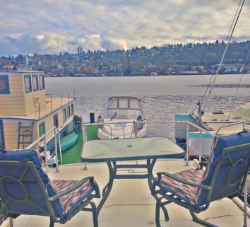 Spindrift Cruise Home - Available for monthly bookings only. Lovely houseboat on Lake Union with full sized bed, kitchen, eating area and bath.  Rooftop deck.  Small with a thoughtful layout and fabulous location!