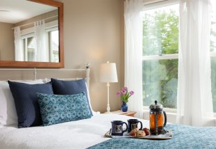 The Guesthouse on Greenlake - The Guesthouse is located in north Seattle, Washington across the street from Green Lake in a pretty residential neighborhood, with gorgeous views of this urban lake and its surrounding park.