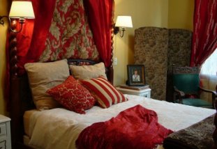 Cape Horn Villa - This delightful Villa overlooks the Columbia River along the Washington-Oregon border. As you sip your coffee, you can observe the plentiful wildlife and view the riverboat traffic with mountains rising up behind them.