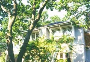 Lovingly Restored B&B - Suites are large and spacious, each one featuring an old-fashioned deep soaking tub just a 20 minute walk from downtown Victoria.