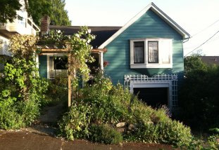 Charming Room at the Magnolia Cottage - Adorable and budget friendly Seattle B&B. Within walking distance of Magnolia village, restaurants - a terrific value for a single traveler!