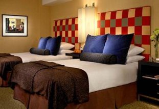 1930's Art Deco Hotel - Originally opened in 1931 and renovated in 2007, this stylish 158 room, full service hotel is very popular!  Rooms available with full, panoramic views of Seattle.  The motif is contemporary with art deco accents....