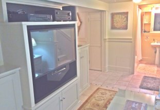 The Bigelow Suite - This beautiful historical Seattle home with large guest suite sits on the top of Queen Anne Hill.  Fabulous location with a great walkscore!  Available for monthly stays too!
