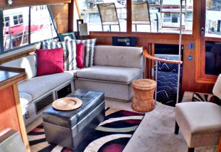 Inn Agua Houseboat - This is a one of a kind houseboat on Lake Union in a marina. Enjoy two decks with an unobstructed views of the Space Needle, downtown Seattle, Gasworks Park and Capitol Hill. 2 Bedrooms / 2 Bathrooms!